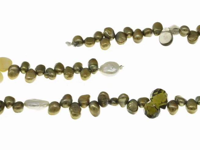 Perlenkette aus Süßwasser-Zuchtperlen und Quarz in Grün, 138 cm lang, mit verschieden geformten und gefärbten Perlen und Perlmutt-Elementen, Hersteller Juwelier Harnisch, extra lang.