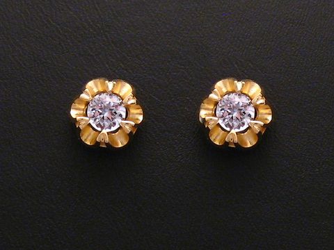 Ohrringe in Form von Blumen mit synthetischem Aquamarin und goldenen Ohrsteckern, hergestellt von Juwelier Harnisch, mit weiteren funkelnden Steinen.