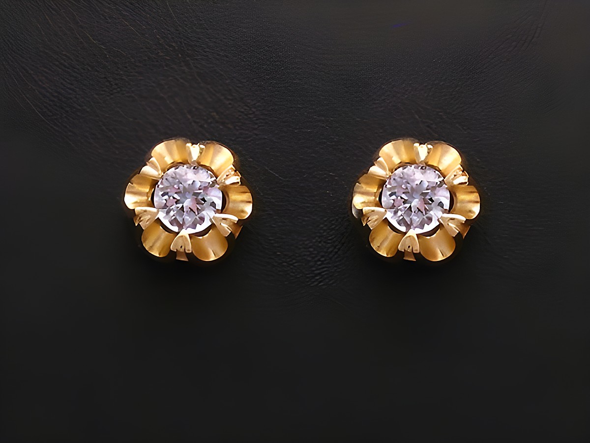 Ohrringe in Form von Blumen mit synthetischem Aquamarin und goldenen Ohrsteckern, hergestellt von Juwelier Harnisch, mit weiteren funkelnden Steinen.
