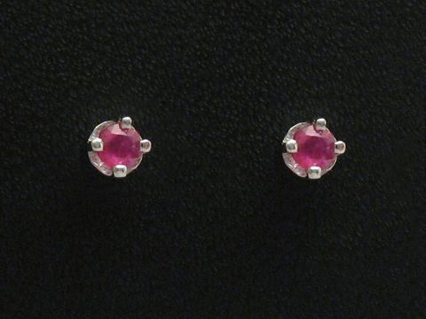 Weißgold Ohrstecker 585 hauchzart mit Rubin Ohrringe der Marke Juwelier Harnisch in elegantem Design, perfekt für besondere Anlässe oder als stilvolles Accessoire.