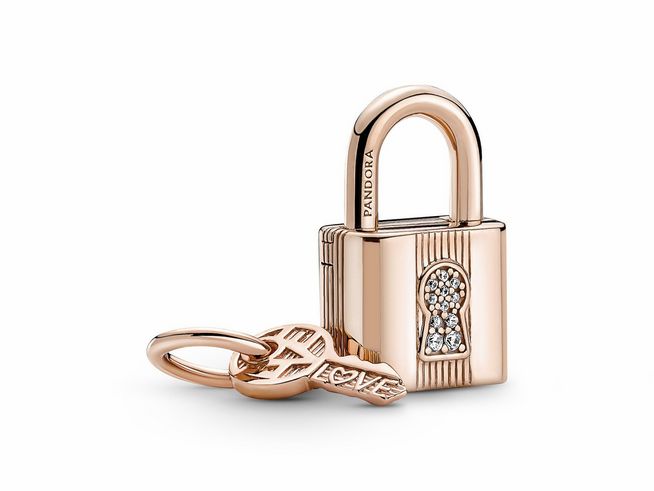Pandora Vorhängeschloss und Schlüssel Charm in roségold vergoldet mit Zirkonia, charakterisiert durch feine Details und eine romantische Ausstrahlung, ideal für schmückende Accessoires.