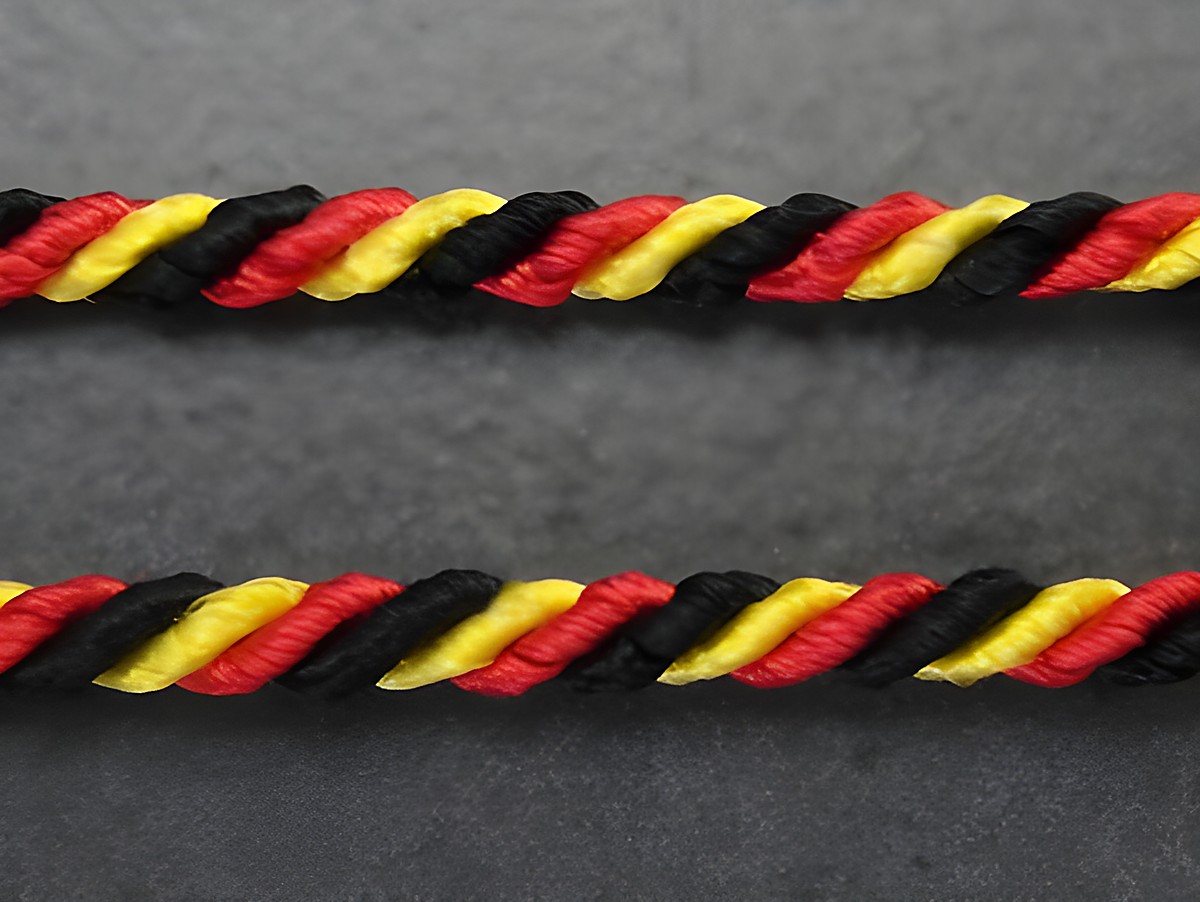 Kordelkette in den Farben Schwarz, Rot und Gold, geflochten, 26 cm lang, 3 mm dick, ausgestattet mit einem Silber Karabiner, Hersteller Juwelier Harnisch, ideal als Fanartikel.