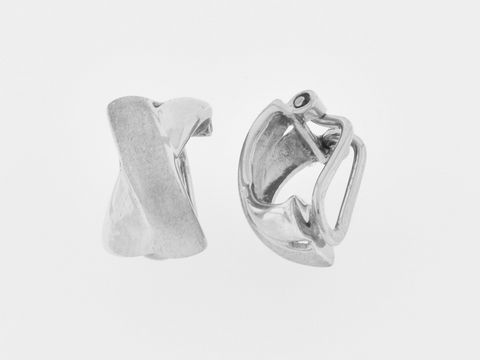 Silber Ohrclip rhodiniert klassisch 1,4 cm von Juwelier Harnisch Ohrclips, elegant designed mit glatter Oberfläche und zeitloser Form, ideal für jeden Anlass.