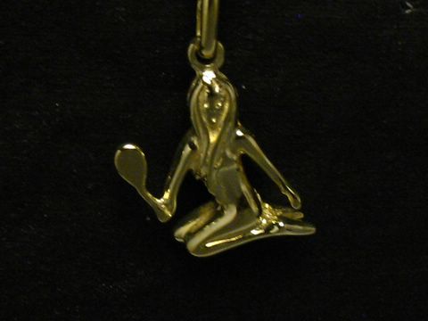 Jungfrau - poliertes Gold Sternzeichen - plastisch dargestellt, ist eine exquisite Anhängerfigur des Herstellers Juwelier Harnisch, die die Eigenschaften des Sternzeichens verkörpert.