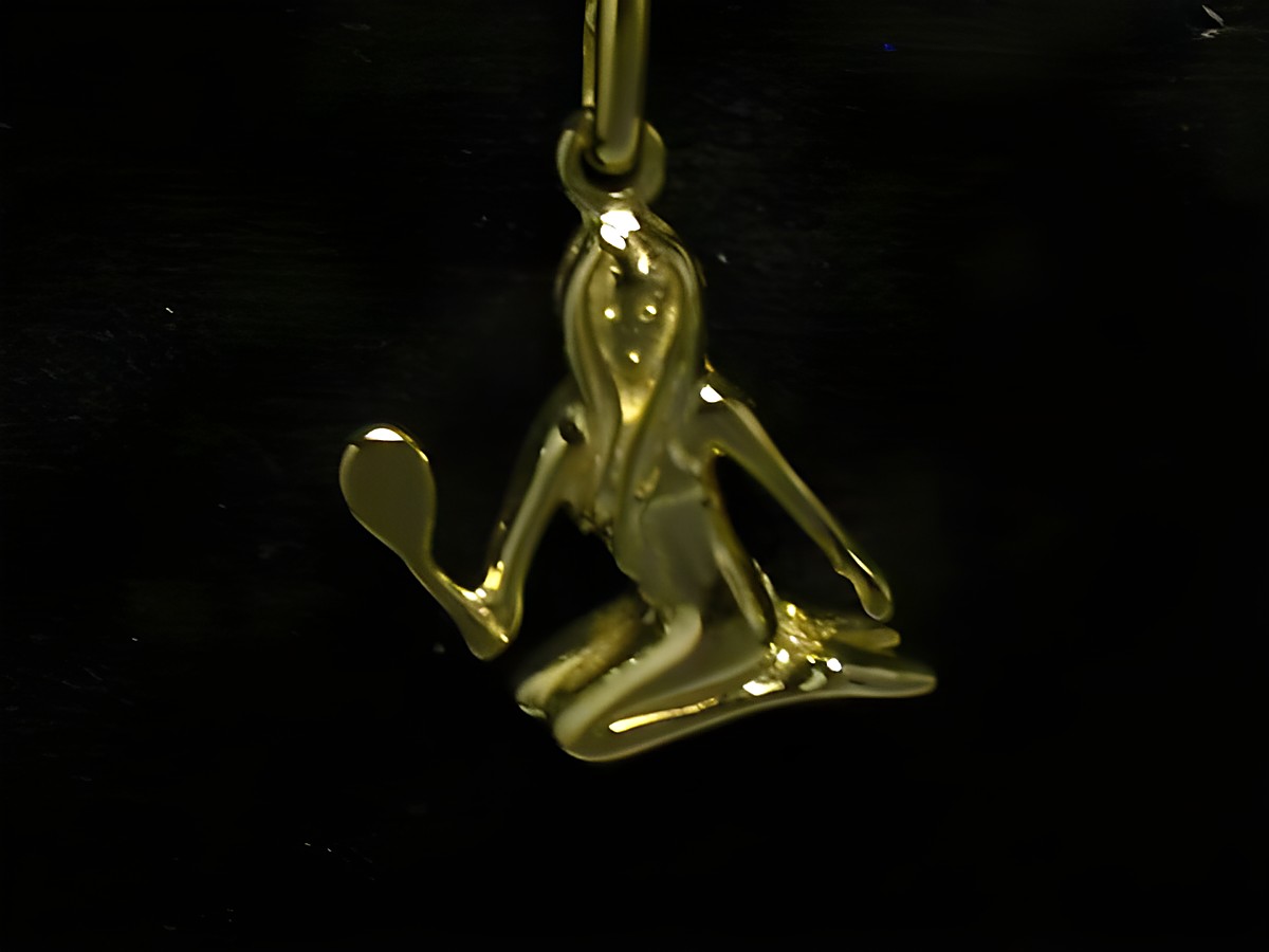 Jungfrau - poliertes Gold Sternzeichen - plastisch dargestellt, ist eine exquisite Anhängerfigur des Herstellers Juwelier Harnisch, die die Eigenschaften des Sternzeichens verkörpert.