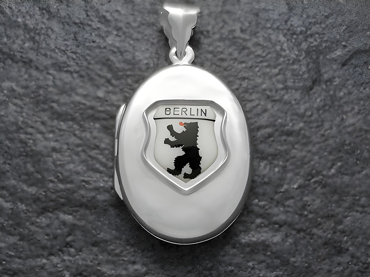 Silbernes Medaillon mit dem Wappen von Berlin, das einen schwarzen Bären zeigt. Hersteller ist Juwelier Harnisch aus Berlin. Elegantes Design für Liebhaber einzigartiger Schmuckstücke.