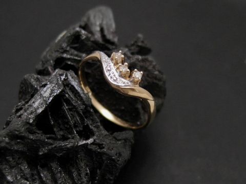 Gold Ring filigran Gold 333 mit Diamant Gr. 52, Hersteller Juwelier Harnisch, bis Gr. 52/17. Schmuckstück mit eleganter Ausstrahlung und funkelnden Akzenten.