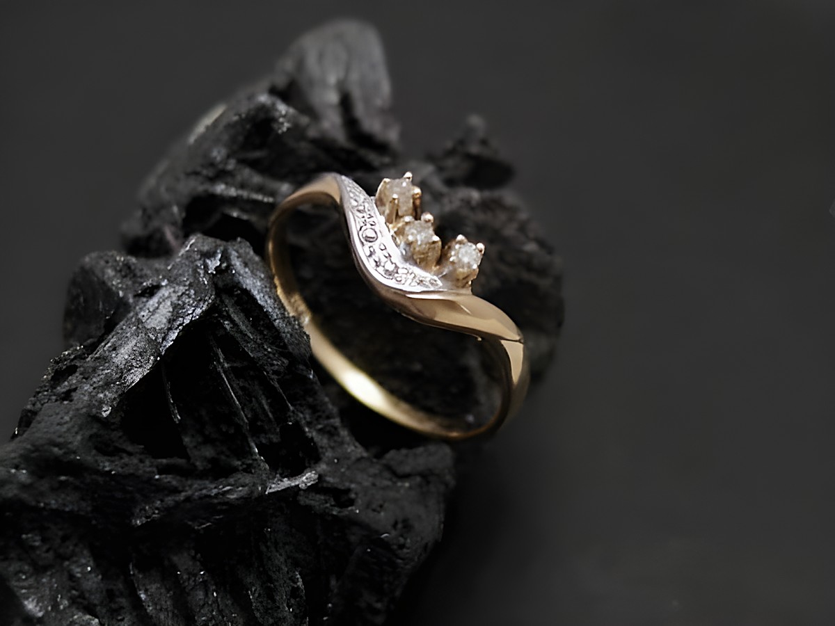 Gold Ring filigran Gold 333 mit Diamant Gr. 52, Hersteller Juwelier Harnisch, bis Gr. 52/17. Schmuckstück mit eleganter Ausstrahlung und funkelnden Akzenten.