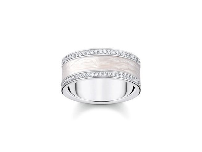 Bandring aus Silber mit Emaille und Zirkonia. Der Ring hat eine breite, glänzende Oberfläche mit weißen Zirkonia-Steinen am Rand, Größe 56.