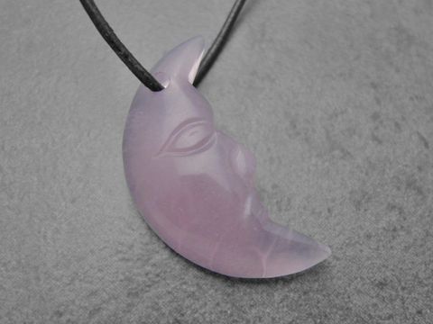 Mondgesicht Anhänger aus Lavendel-Jade mit ausdrucksstarker Detailgestaltung inkl. 1 m Lederband, hergestellt von Juwelier Harnisch, idealer Schmuck mit Edelsteinen.
