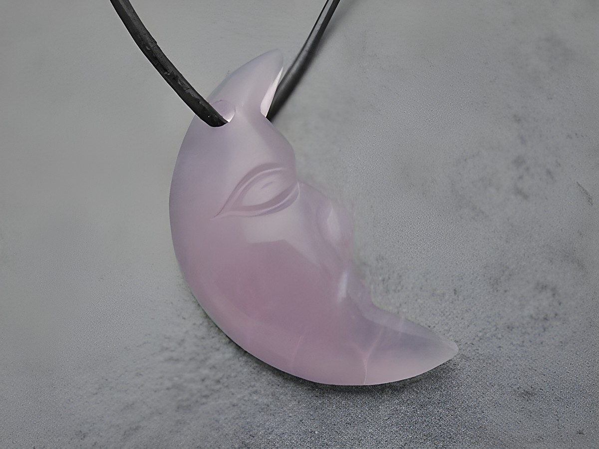 Mondgesicht Anhänger aus Lavendel-Jade mit ausdrucksstarker Detailgestaltung inkl. 1 m Lederband, hergestellt von Juwelier Harnisch, idealer Schmuck mit Edelsteinen.