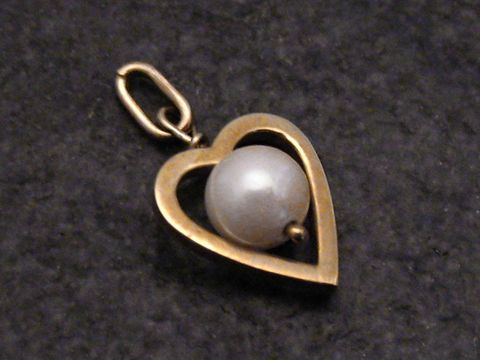 Gold Herz Anhänger mit echter Zuchtperle für Kinderschmuck, Hersteller: Juwelier Harnisch, eleganter Perlenanhänger ideal für besondere Anlässe.