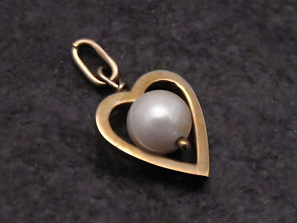 Gold Herz Anhänger mit echter Zuchtperle für Kinderschmuck, Hersteller: Juwelier Harnisch, eleganter Perlenanhänger ideal für besondere Anlässe.