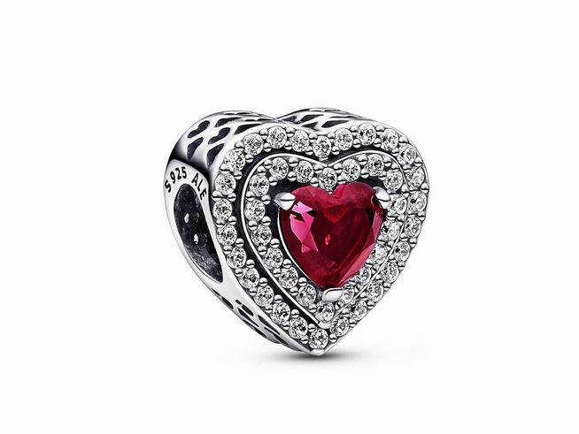Pandora Charm 799218C02 in Herzform aus Silber mit funkelndem rotem Steinmix und glitzernden Zirkonia, ideal als Geschenk zum Valentinstag am 14. Februar.