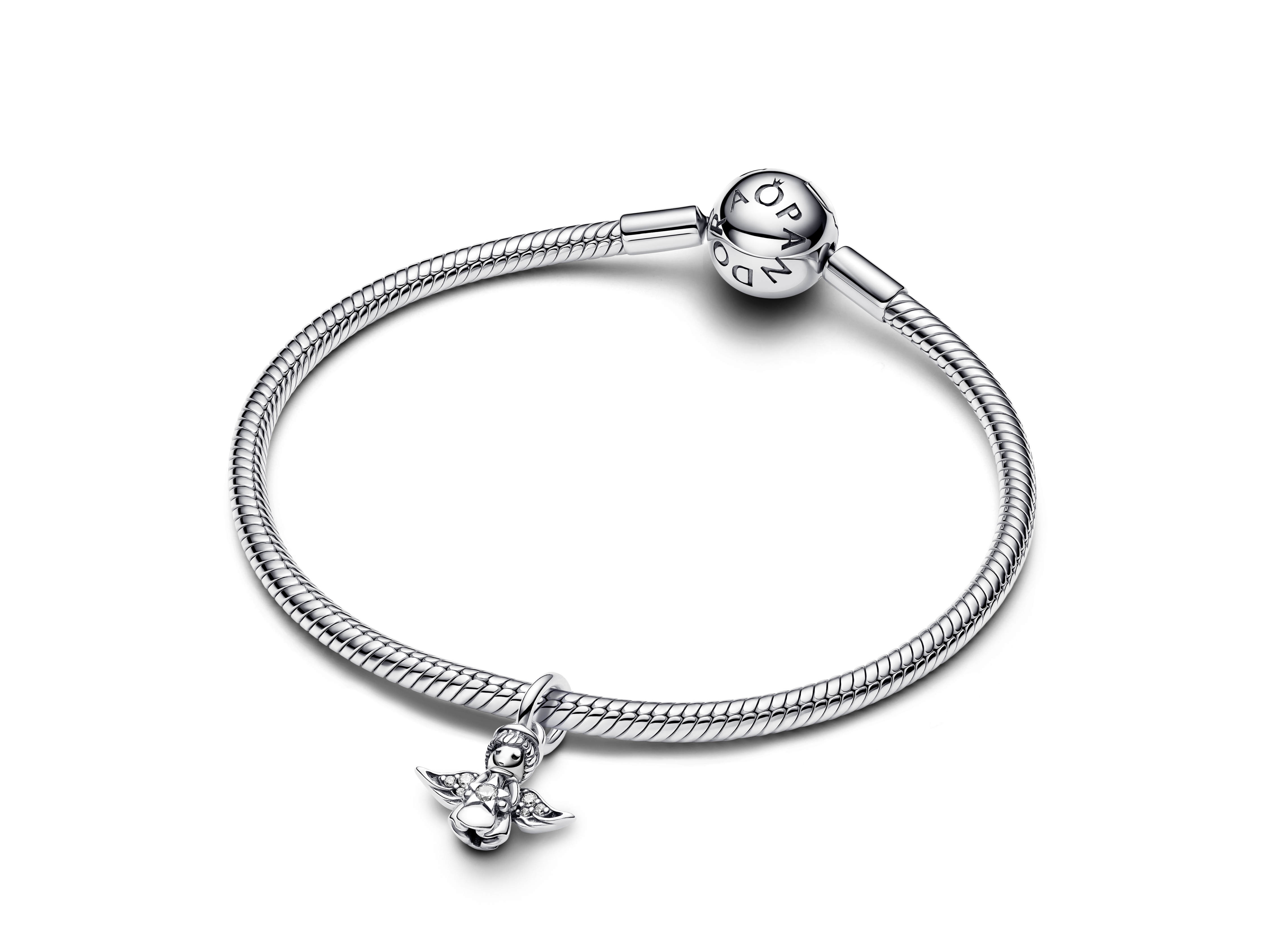 Pandora Charm 793598C01 in Form eines Engels aus Silber mit klarem Zirkonia, an einem feinen Armband befestigt, exklusives Design für persönliche Momente.