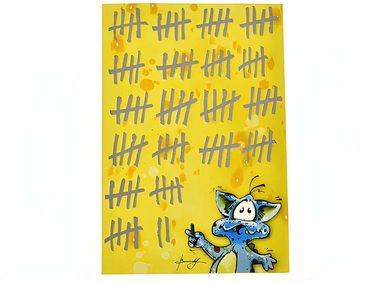 Eine gelbe Geburtstagskarte mit einer Strichliste in grauer Farbe und einem cartoonhaften blauen Wesen, das einen Stift hält. Ideal für Glückwünsche zum Geburtstag. Hersteller: Juwelier Harnisch.