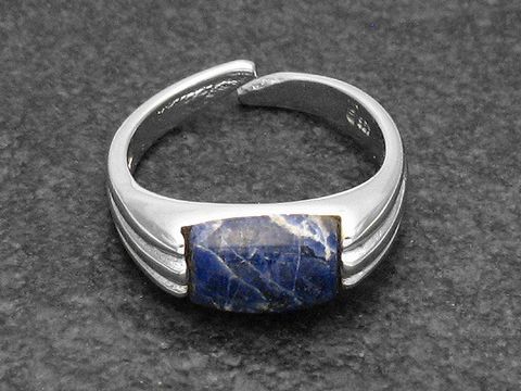 Silberring mit rhodiniertem Finish und verstellbarer Größe, besetzt mit einem rechteckigen Lapis-Stein, elegant und klassisch gestaltet, hergestellt von Juwelier Harnisch.