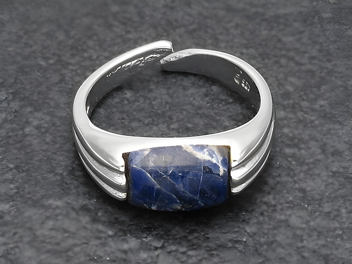 Silberring mit rhodiniertem Finish und verstellbarer Größe, besetzt mit einem rechteckigen Lapis-Stein, elegant und klassisch gestaltet, hergestellt von Juwelier Harnisch.