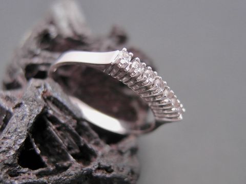 Goldring nobel Gr. 55 Zirkonia in Weißgold 585, Hersteller Juwelier Harnisch, bis Gr. 56/18, elegant und funkelnd, ideal für besondere Anlässe.