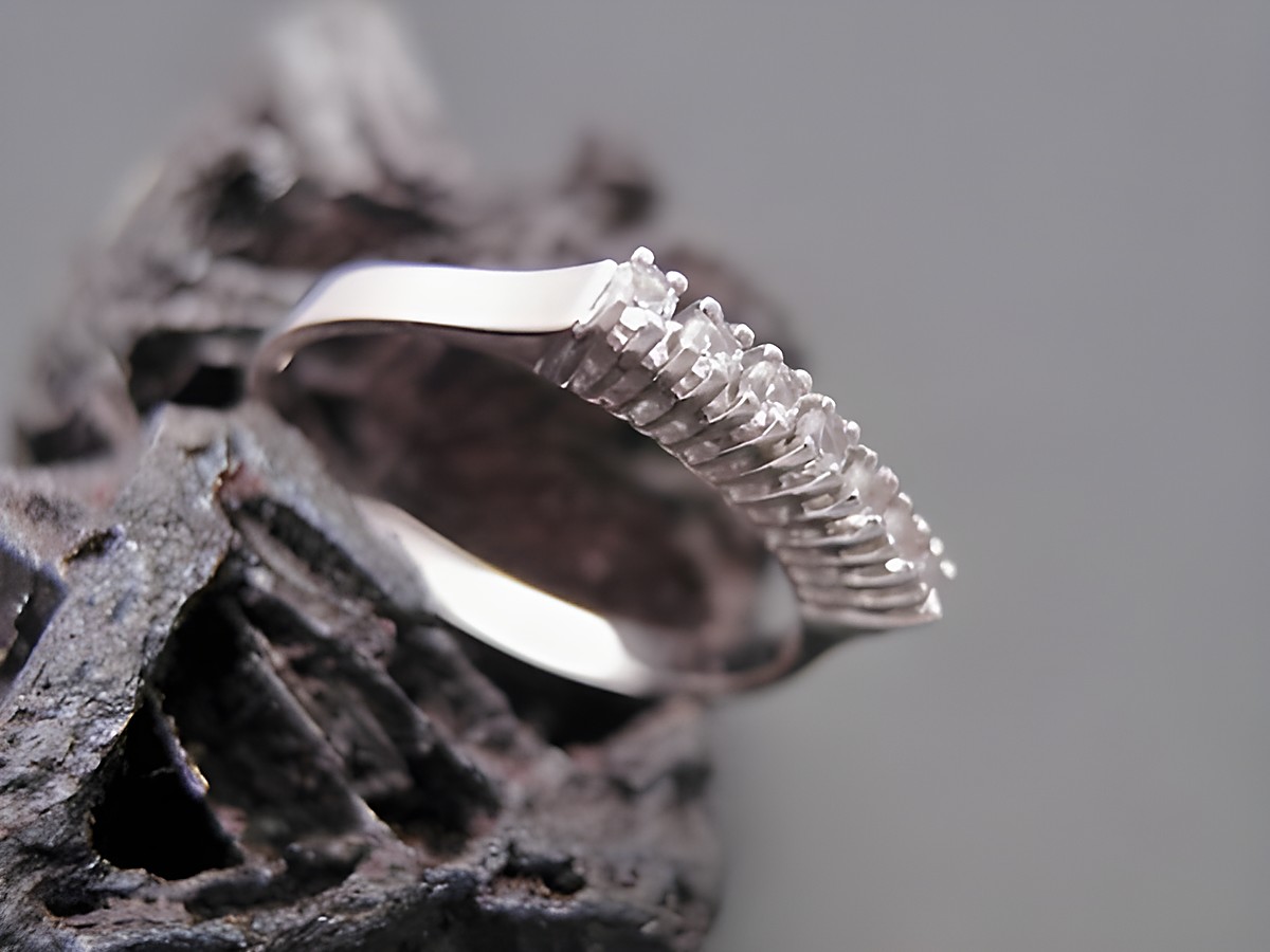 Goldring nobel Gr. 55 Zirkonia in Weißgold 585, Hersteller Juwelier Harnisch, bis Gr. 56/18, elegant und funkelnd, ideal für besondere Anlässe.