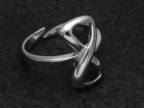 Silberring mit rhodiniertem Finish und einzigartigem Schlaufen-Design, Hersteller Juwelier Harnisch, Größe wenig verstellbar, ohne Stein, elegante Optik auf schwarzem Hintergrund.