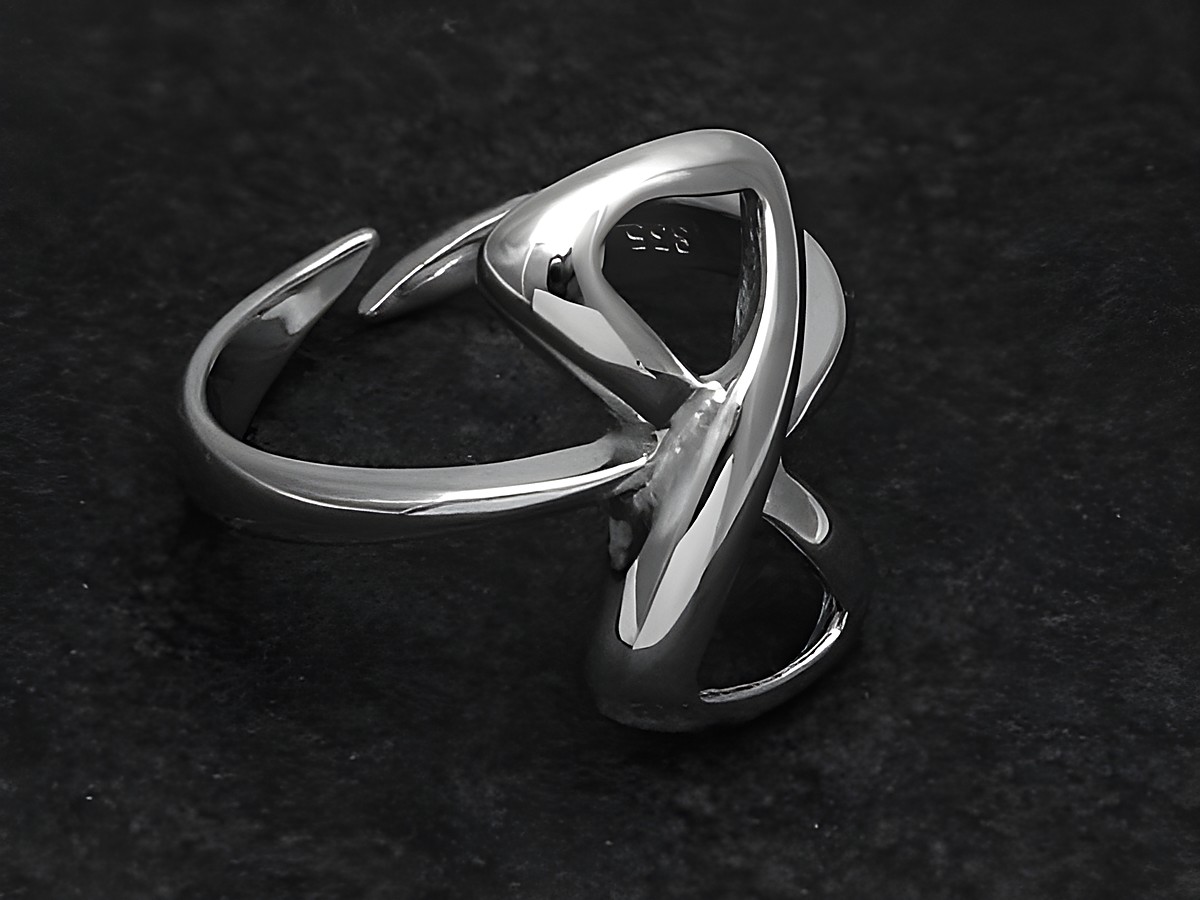 Silberring mit rhodiniertem Finish und einzigartigem Schlaufen-Design, Hersteller Juwelier Harnisch, Größe wenig verstellbar, ohne Stein, elegante Optik auf schwarzem Hintergrund.