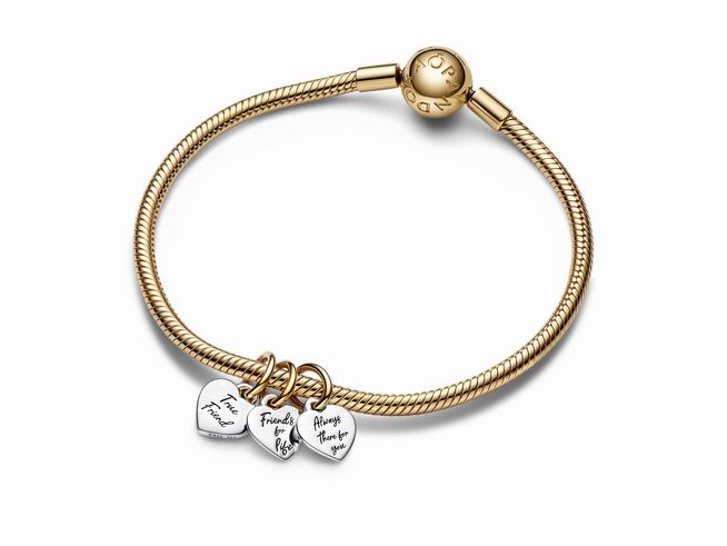 Bicolor teilbarer Dreifacher Freundschafts-Charm-Anhänger von Pandora aus Sterling Silber und Gelbgold Vergoldung, mit drei herzförmigen Charms, die die Worte Freunde für immer tragen.