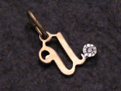 U Gold 333 Buchstaben Anhänger mit Diamant von Juwelier Harnisch, schlichte und elegante Gestaltung des Buchstabens U, ideal als persönliches Geschenk oder Accessoire.