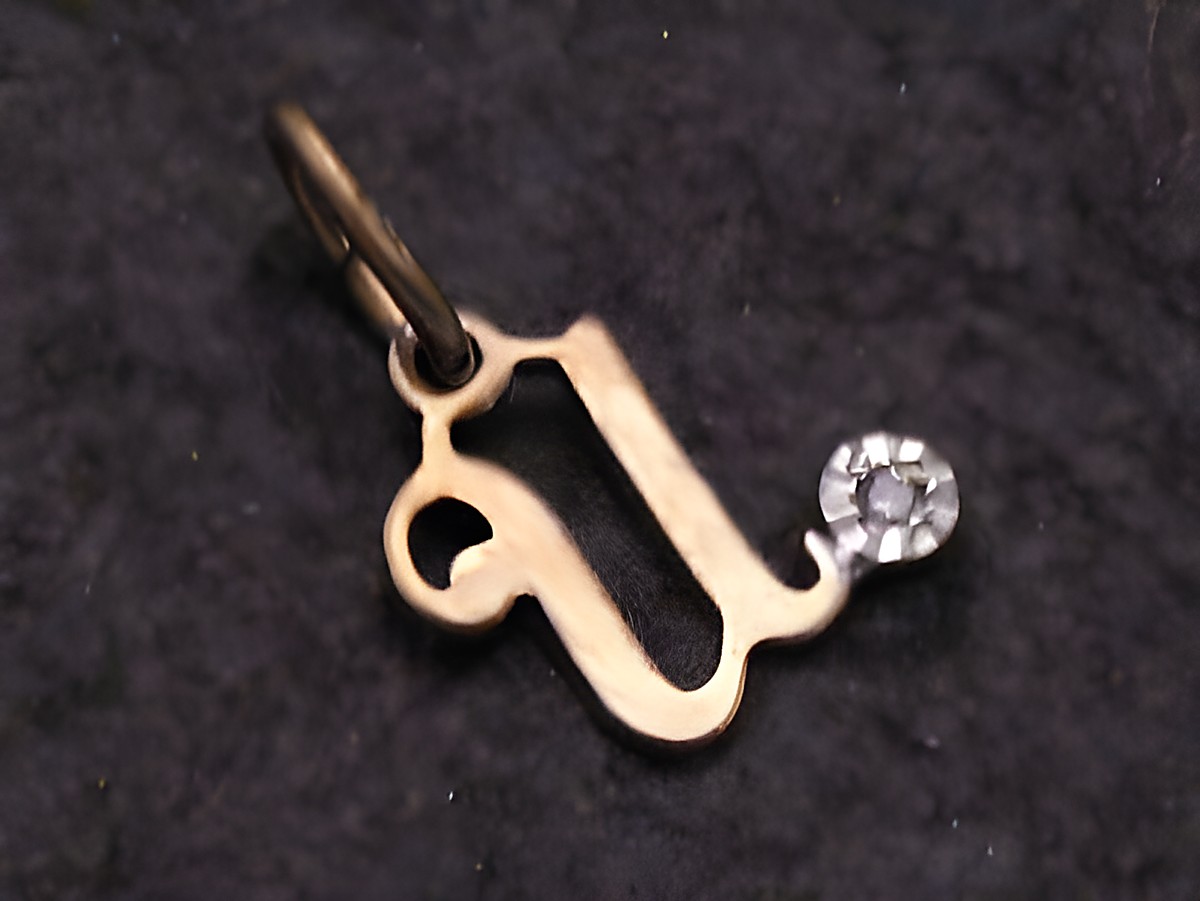 U Gold 333 Buchstaben Anhänger mit Diamant von Juwelier Harnisch, schlichte und elegante Gestaltung des Buchstabens U, ideal als persönliches Geschenk oder Accessoire.