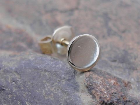 Kreis 1 Ohrstecker unisex Gold schlicht, Hersteller Juwelier Harnisch Einzelohrringe 1 Stück in einfacher, eleganter Ausführung auf steiniger Oberfläche.