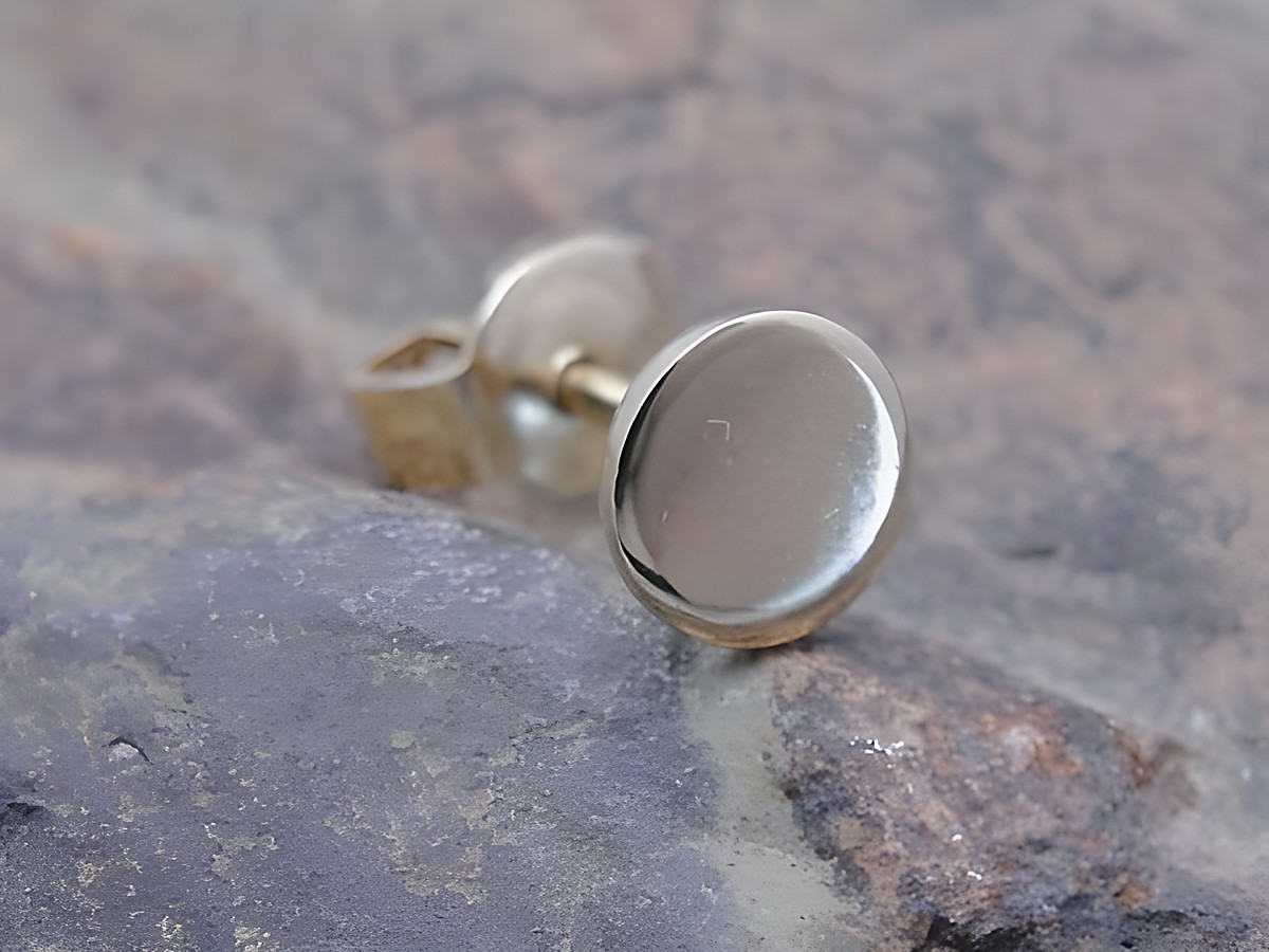 Kreis 1 Ohrstecker unisex Gold schlicht, Hersteller Juwelier Harnisch Einzelohrringe 1 Stück in einfacher, eleganter Ausführung auf steiniger Oberfläche.