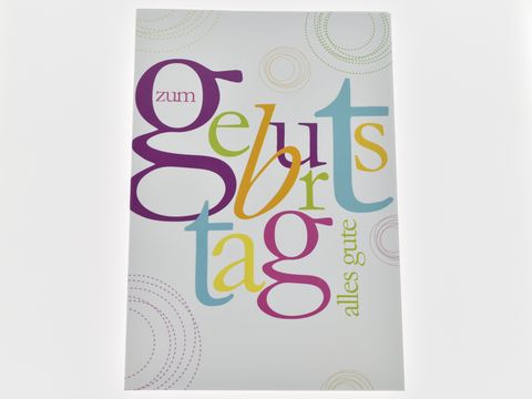 Bunte Geburtstagskarte mit den Aufschriften zum geburtstag alles gute in verschiedenen Farben und Schriftarten, Hersteller Juwelier Harnisch, geeignet für Geburtstagswünsche.