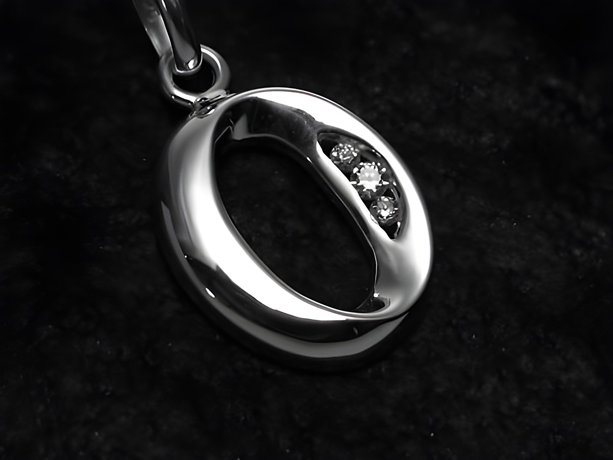 Ein stilvoller Anhänger in Form des Buchstabens O aus Sterling Silber, verziert mit Zirkonia, hergestellt von Juwelier Harnisch, ideal für modischen Schmuck.
