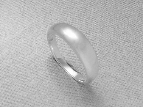 Taufring aus Sterling Silber rhodiniert, schlicht und elegant, poliert, Hersteller Juwelier Harnisch, ideal für besondere Anlässe und als zeitloses Schmuckstück.