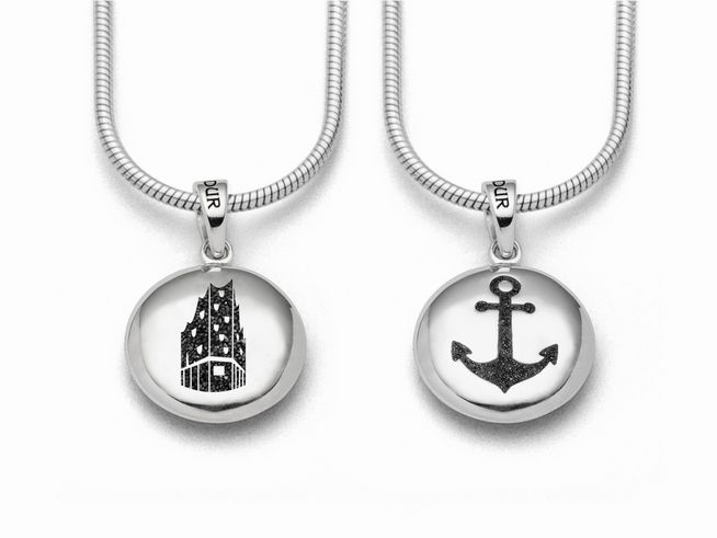 DUR Anhänger Hamburg Elphi aus rhodiniertem Sterling Silber mit Lavasand, zeigt auf der einen Seite die Silhouette der Elbphilharmonie und auf der anderen einen Anker.