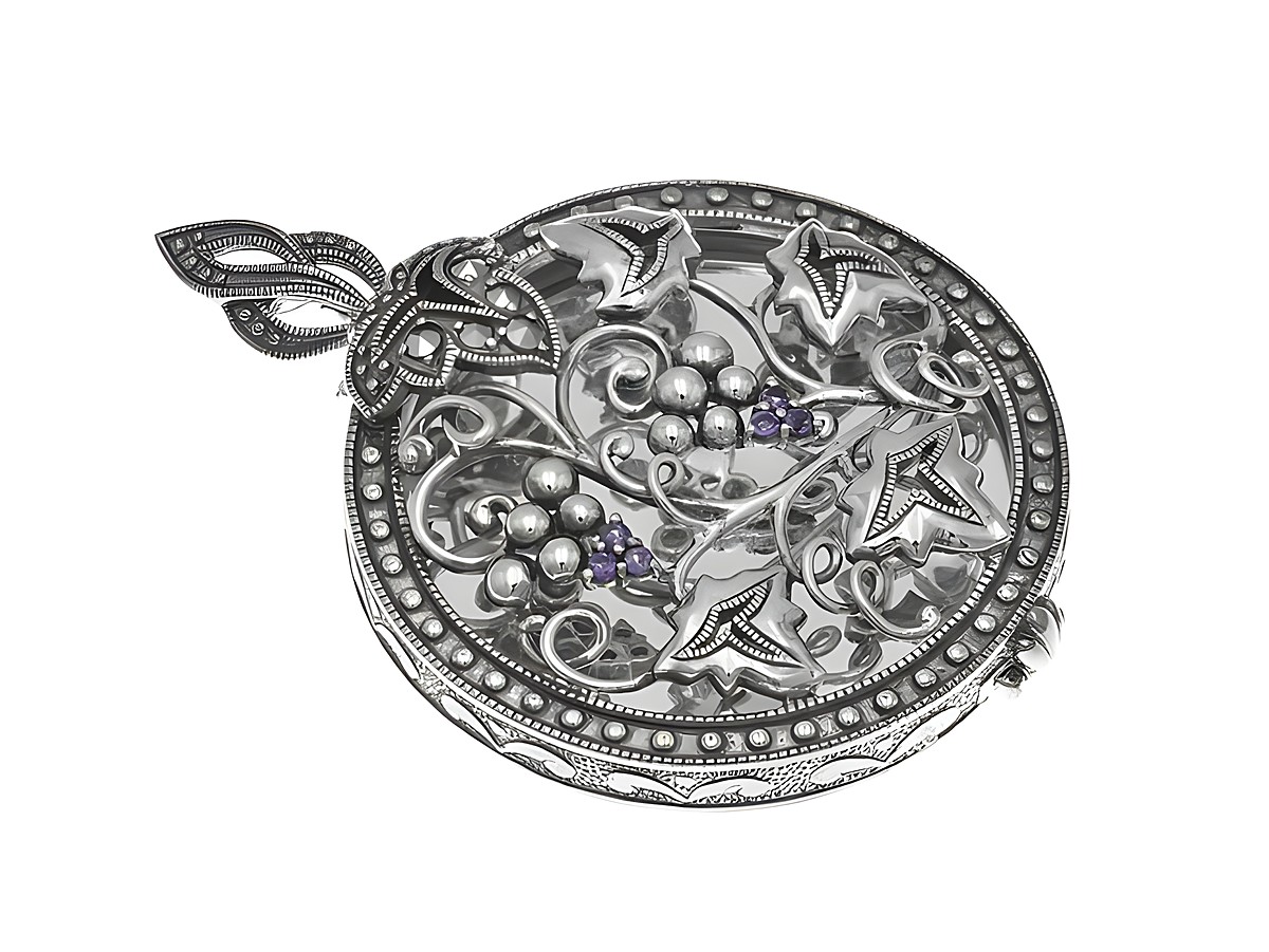 Ein nostalgisches Medaillon aus Sterling Silber mit filigranen Verzierungen, einschließlich Amethyststeinen, das elegant und zeitlos wirkt, hergestellt von Juwelier Harnisch.