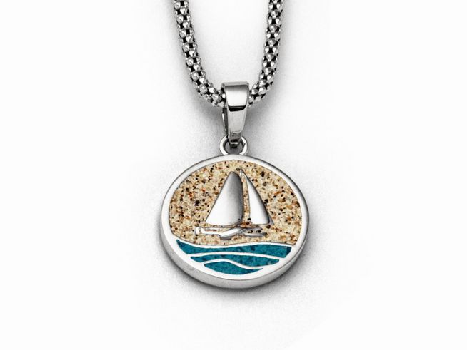 DUR Anhänger Ahoi aus Sterling Silber mit maritimen Motiven, zeigt ein Segelboot auf einem stilisierten Wasserhintergrund, umgeben von Sand- und Blautönen, ideal für den Strandliebhaber.
