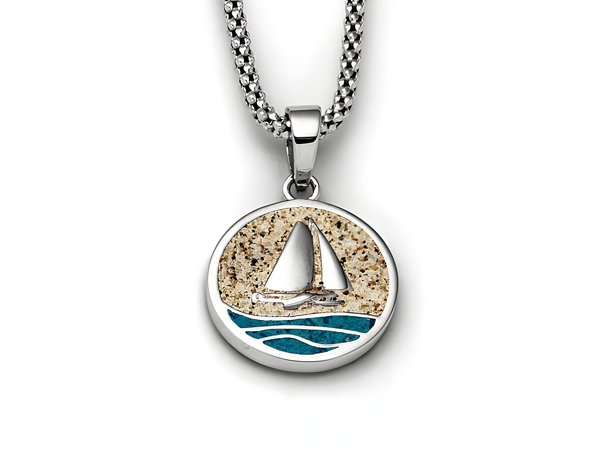 DUR Anhänger Ahoi aus Sterling Silber mit maritimen Motiven, zeigt ein Segelboot auf einem stilisierten Wasserhintergrund, umgeben von Sand- und Blautönen, ideal für den Strandliebhaber.