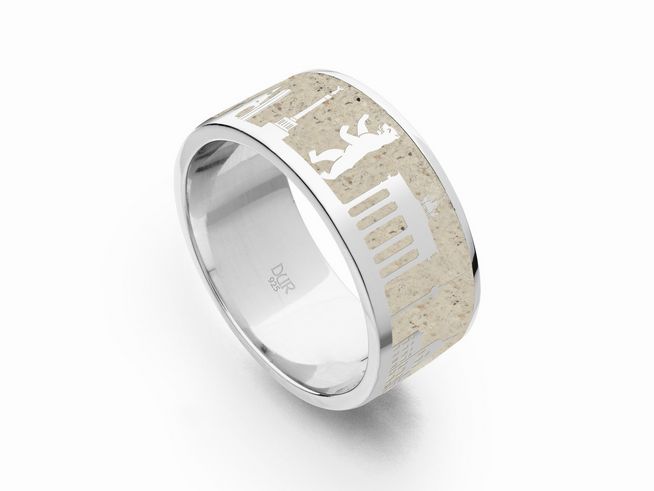 DUR Ring Berliner Mauer Sand R5425.60 aus Sterling Silber Größe 60, zeigt eine stilisierte Darstellung der Berliner Mauer und symbolische Elemente der Stadt.