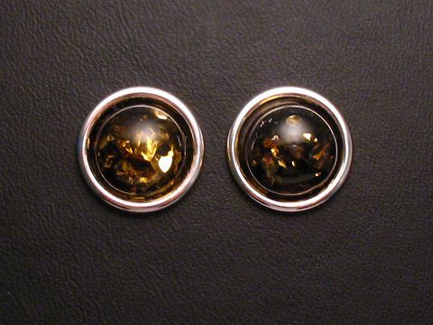 Runde Ohrstecker aus Sterling Silber mit einem Durchmesser von 14,5mm und grünem Bernstein, Hersteller Juwelier Harnisch, elegant und zeitlos im Design.