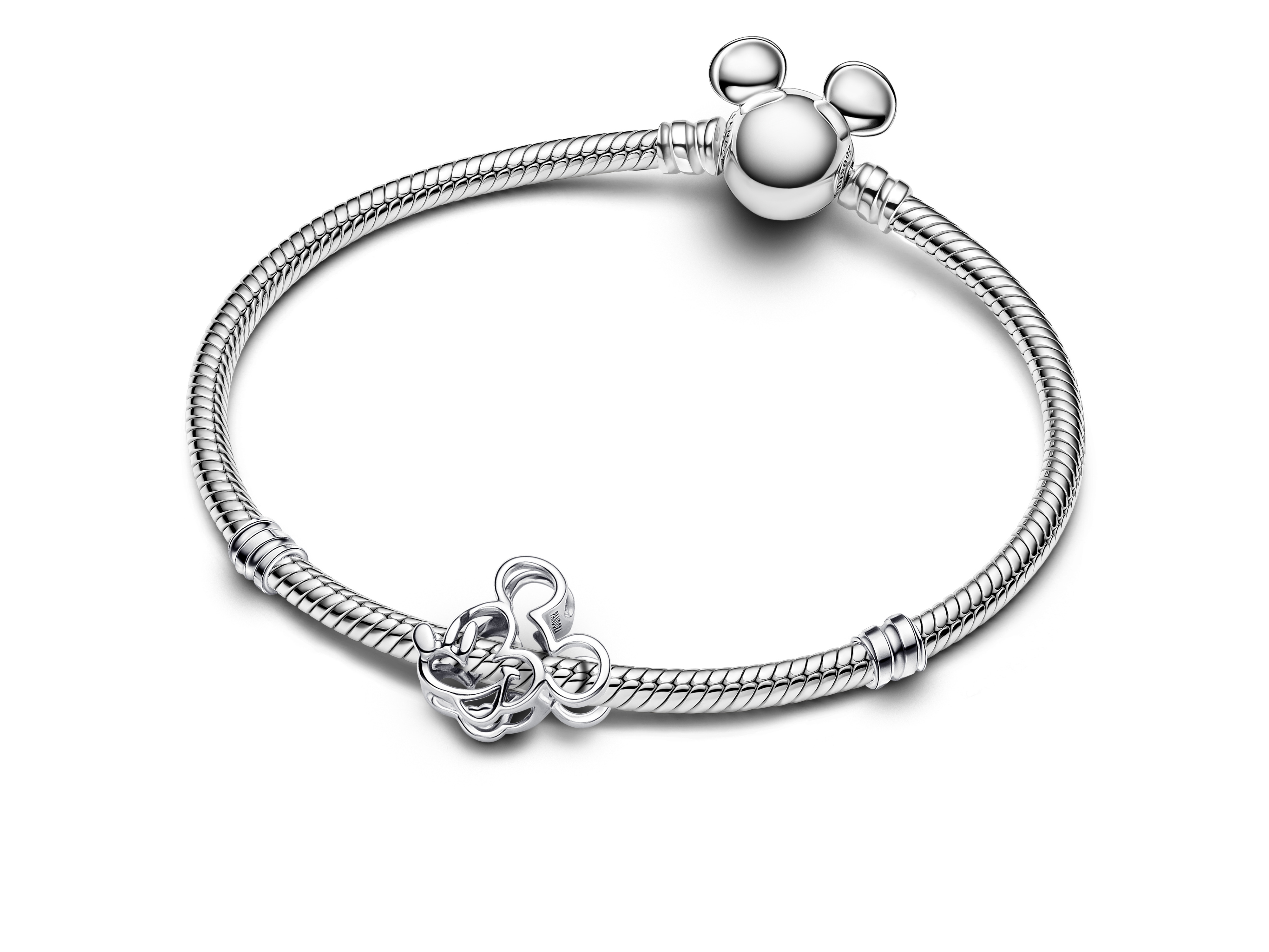 Ein elegantes Armband aus Sterlingsilber mit einem Mickey Mouse Charm und einem weiteren charmanten Detail, perfekt für Disney-Fans und Sammler von Pandora Schmuck.