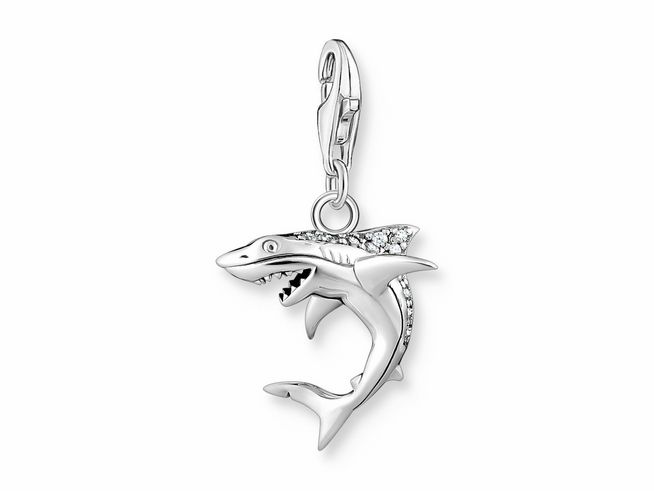 Charm von Thomas Sabo in Form eines Haifischs aus Sterlingsilber mit Zirkonia-Verzierung, zeigt einen lebhaften und detaillierten Hai in dynamischer Pose.