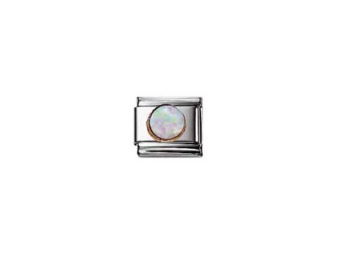 Ein runder Nomination Classic Stein in Opal Weiß mit glänzender Oberfläche, eingefasst in einem eleganten und schlichten Metallrahmen, ideal für individuellen Schmuck.