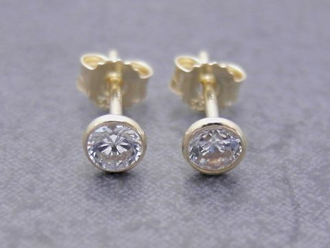 Ohrringe Kreis Gold ansprechend Zirkonia weiss von Juwelier Harnisch mit funkelnden Zirkonia Steinen, ideal für elegante Anlässe und alltägliches Tragen.