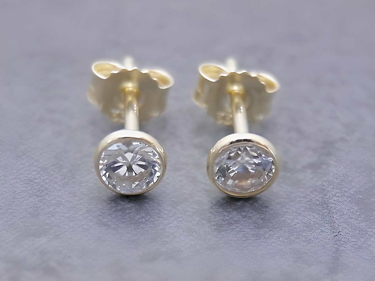 Ohrringe Kreis Gold ansprechend Zirkonia weiss von Juwelier Harnisch mit funkelnden Zirkonia Steinen, ideal für elegante Anlässe und alltägliches Tragen.