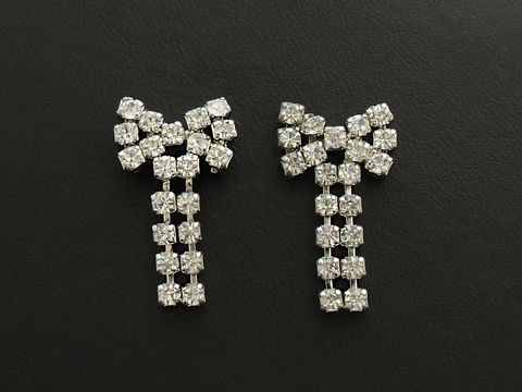 Strass Ohrstecker feminin in Weiß mit eleganten Design und funkelnden Kristallen, hergestellt von Juwelier Harnisch, ideal für besondere Anlässe und elegante Outfits.