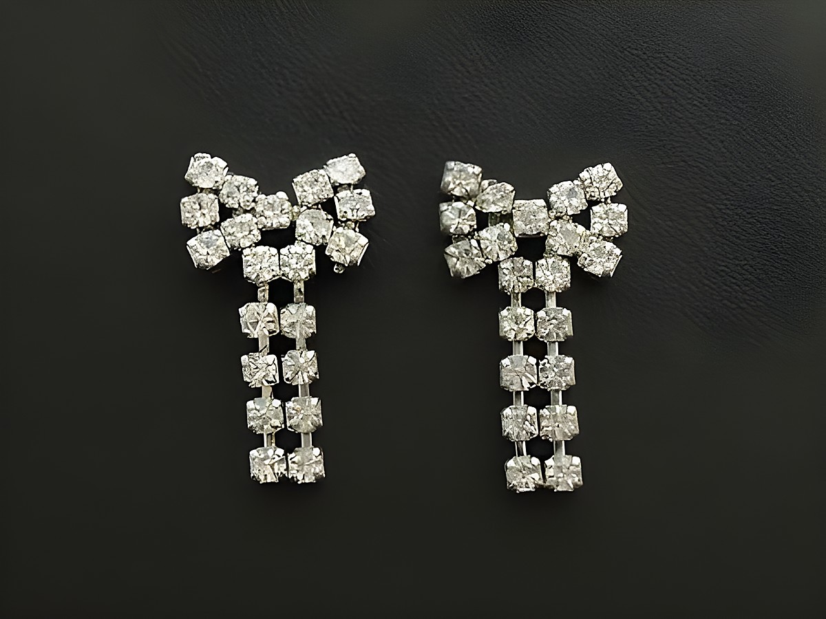 Strass Ohrstecker feminin in Weiß mit eleganten Design und funkelnden Kristallen, hergestellt von Juwelier Harnisch, ideal für besondere Anlässe und elegante Outfits.