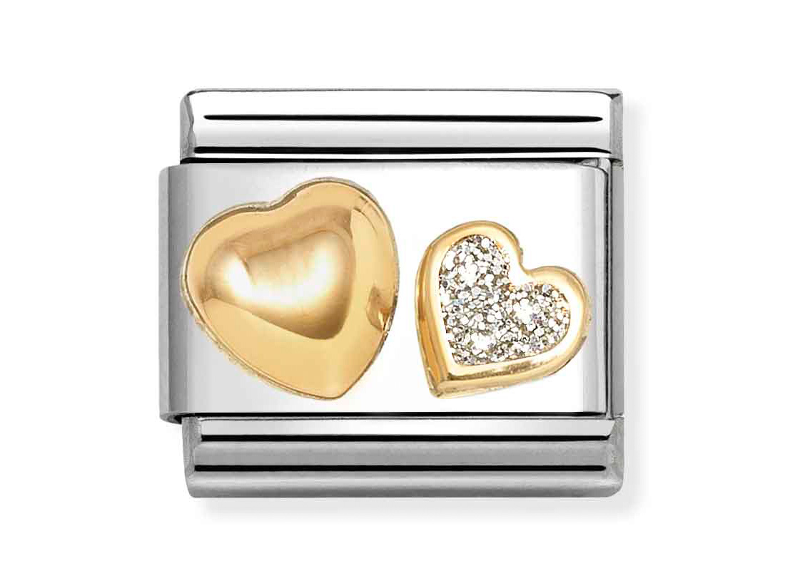 Schmuckstück von Pandora mit den Modellnummern 030220 26, featuring zwei Herzen, eines flach und golden, das andere gewölbt mit Glitzerakzenten in Gold, in klassischem Design.