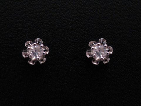 Ohrringe Diamant 0,06 ct. W/P in Blütenform aus Weißgold, gefertigt vom Juwelier Harnisch, elegant und zeitlos, ideal für festliche Anlässe oder als dezentes Accessoire.