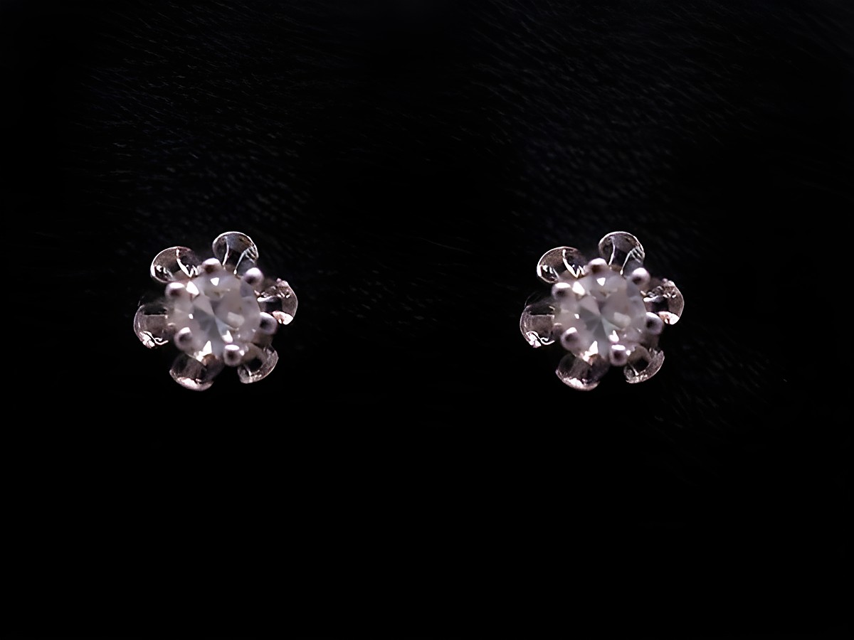 Ohrringe Diamant 0,06 ct. W/P in Blütenform aus Weißgold, gefertigt vom Juwelier Harnisch, elegant und zeitlos, ideal für festliche Anlässe oder als dezentes Accessoire.